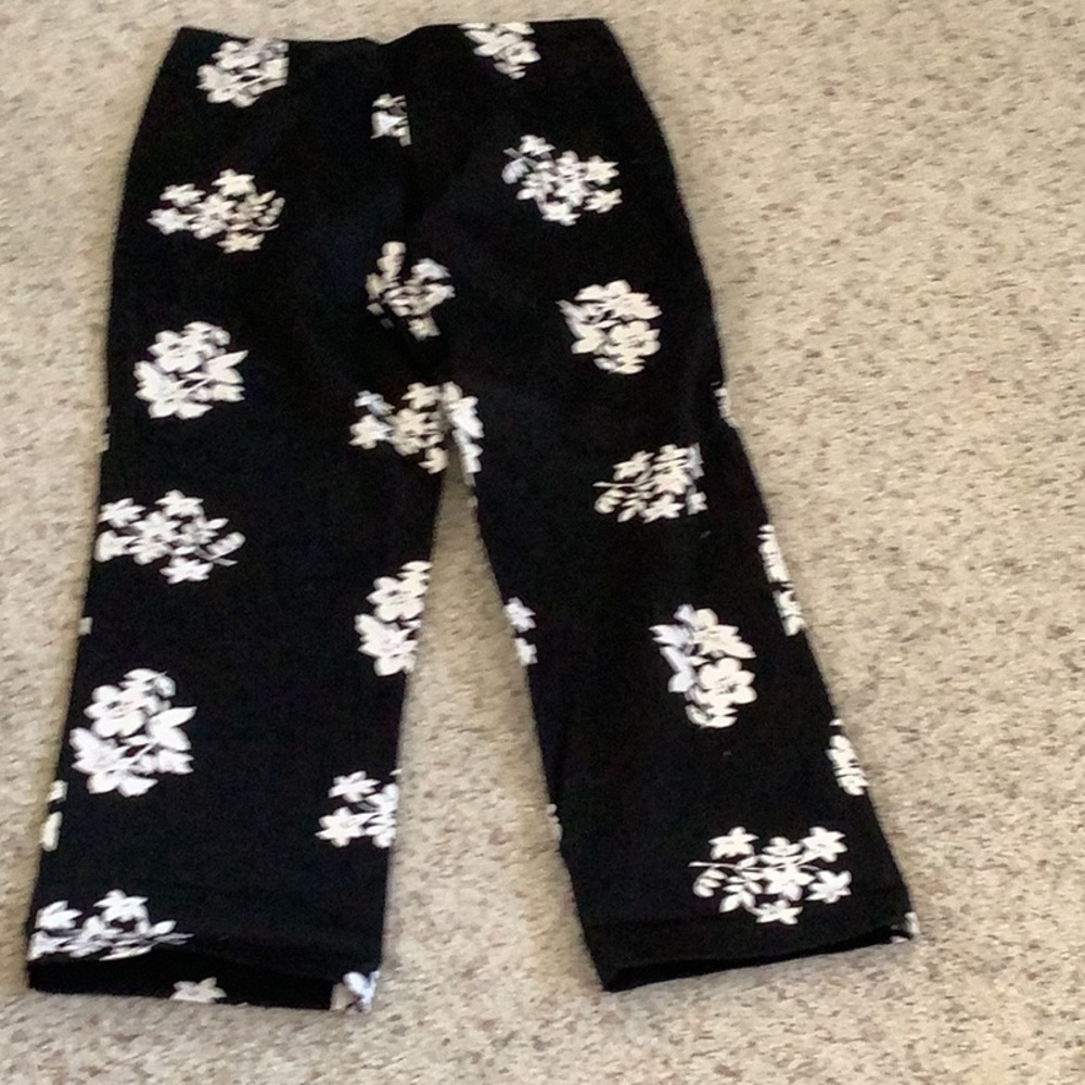 Cache Size 8 Capris, Front Zip, New Condition - image 3